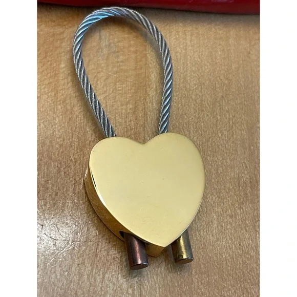 NIB Escada Embossed Heart Keychain Gold Tone Cable Key Ring Bag Charm - Picture 4 of 5